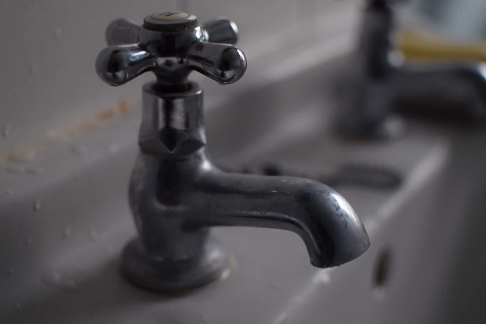 Schwarzer Wasserhahn