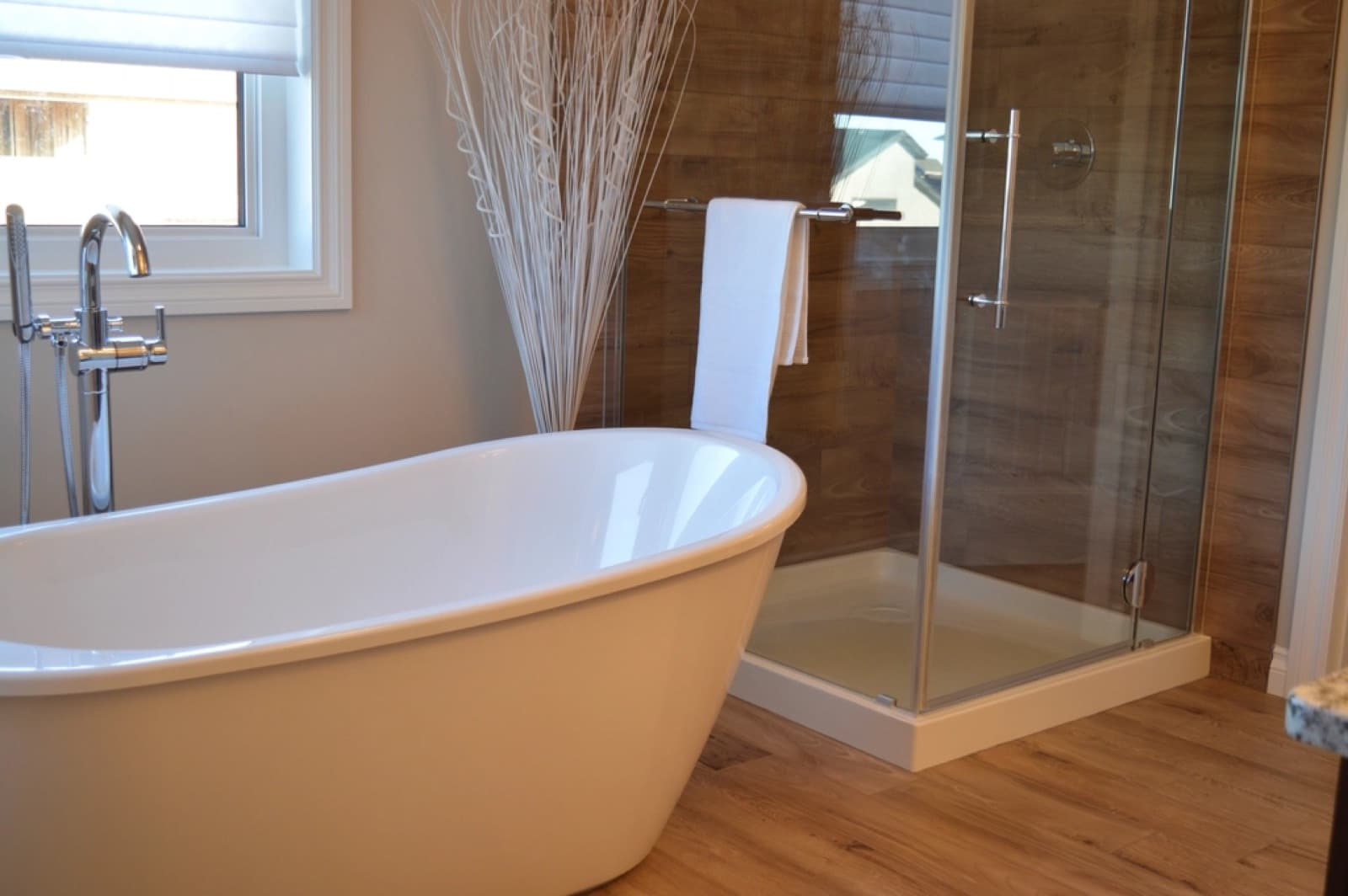 Badewanne und Glasdusche