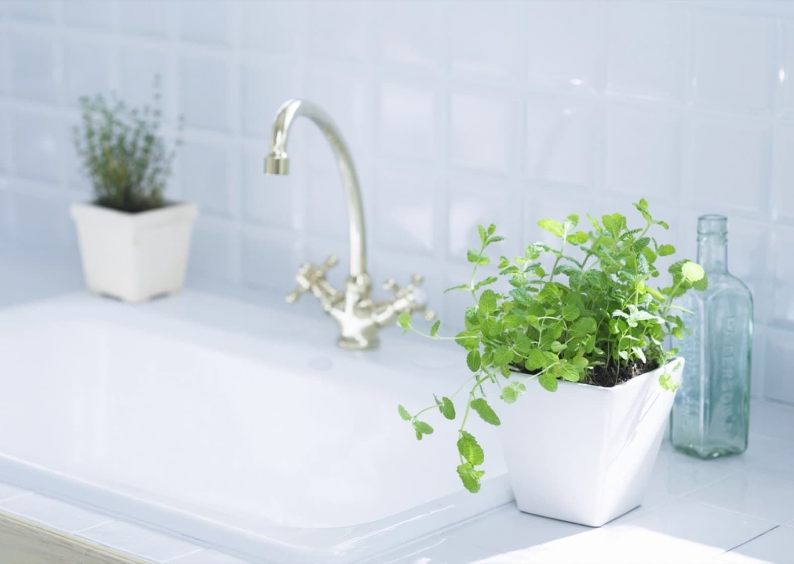 Weißes Becken mit Armatur